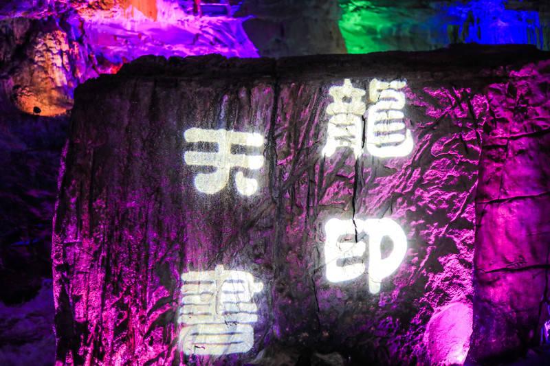 他曾两度担任中组部副部长，后来晋升为部长，帮助了很多老干部